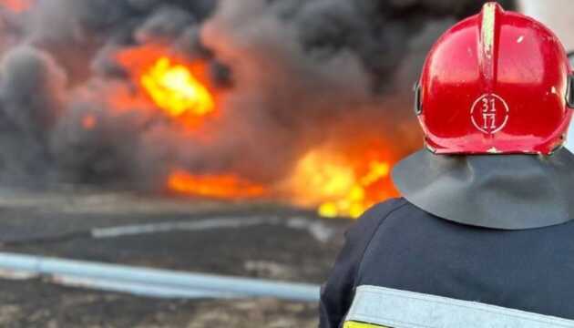 На Київщині внаслідок падіння уламків БПЛА загорілась трава