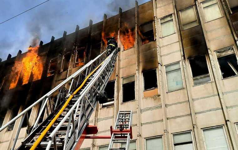 У ДСНС показали фото пожежі в Харкові, яка сталася через ракетний удар
