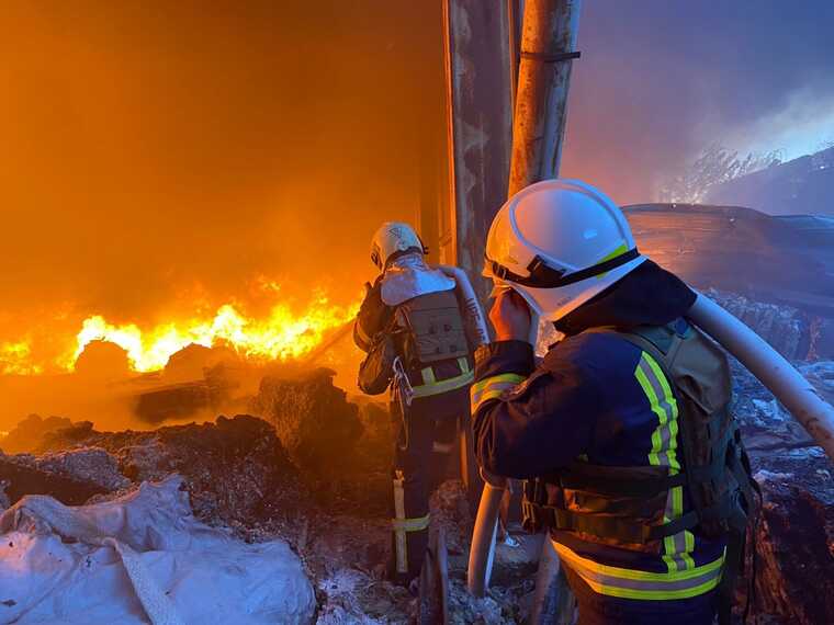 Обстріл Києва: в одному з районів горить багатоповерхівка, жителів евакуюють