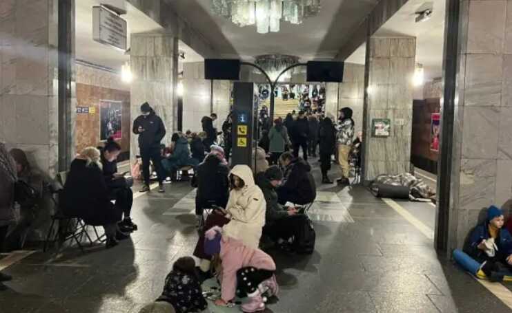 Під час ударів РФ по Києву близько 25 000 киян ховалися у метро