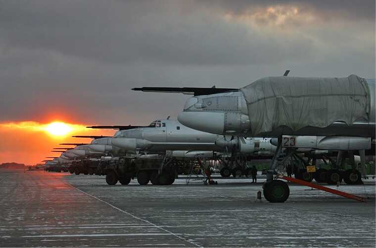 Defense Express про атаку на Енгельс: Слідком РФ скаржитиметься, що їм пошкодили кілька літаків