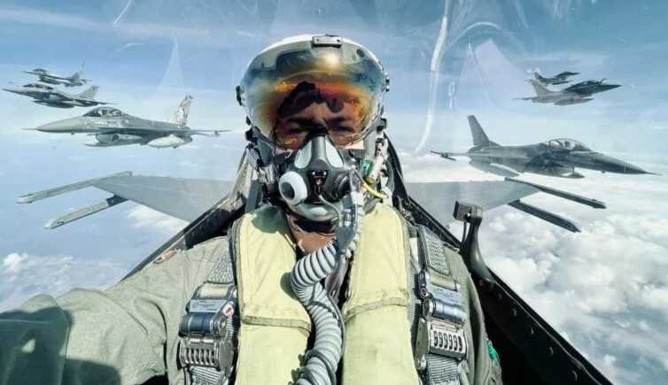 У Великій Британії 10 українських пілотів завершили базову програму навчання на F-16