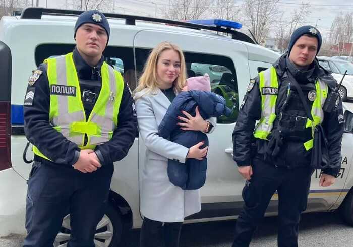 У Києві у наркозалежної матері вилучили немовля: непритомна жінка лежала на землі із дитиною