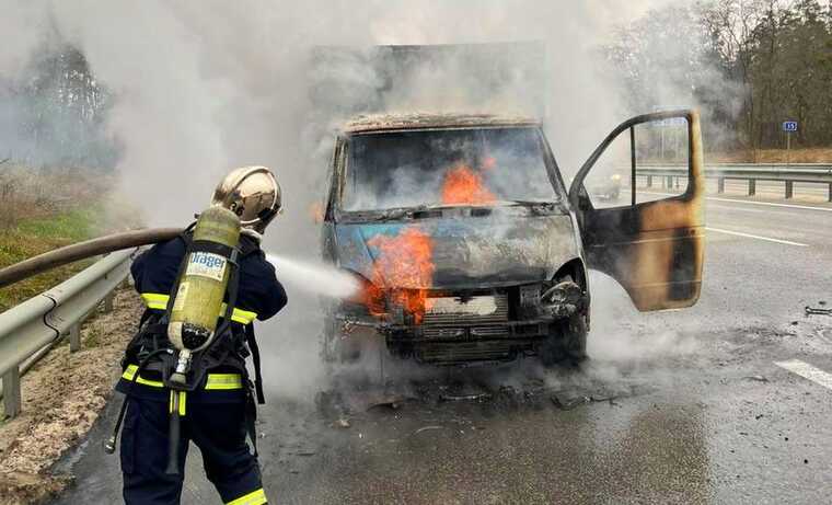 На Київщині під час руху загорілось вантажне авто