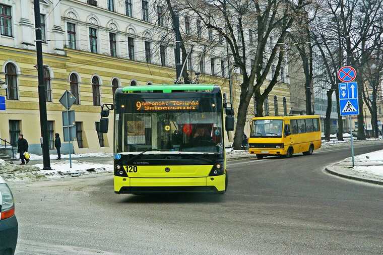 У Львові в тролейбусі пасажир побив  13-річну дівчинку