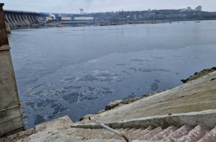 Витік нафтопродуктів у Дніпро через ракетну атаку РФ: якість води поступово покращується