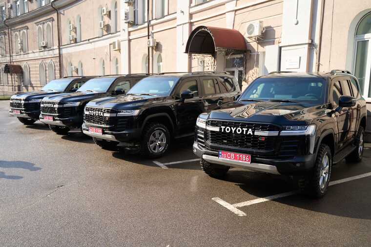 Американське посольство передало Україні 6 броньованих авто для роботи у прифронтових регіонах