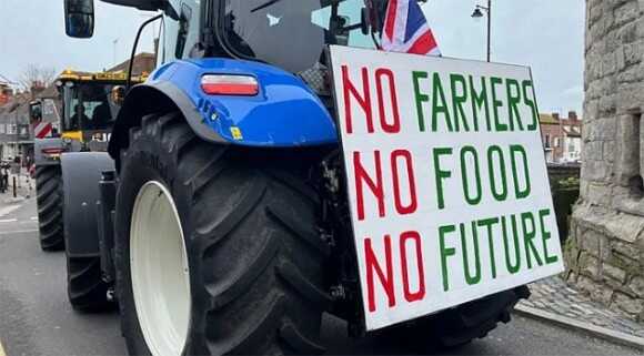 У Британії фермери на тракторах прибули з протестом до парламенту