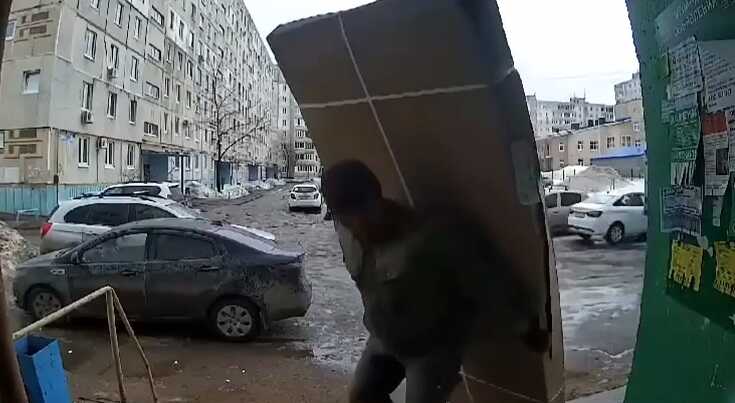 У РФ біля під’їзду житлового будинку впала бетонна стіна