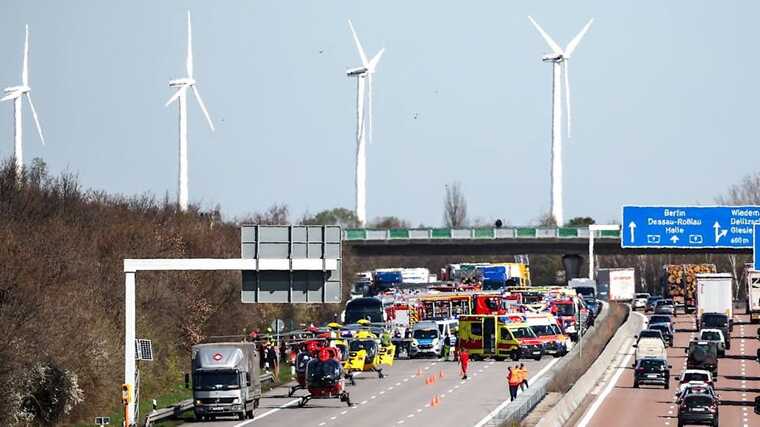Смертельна аварія автобуса у Німеччині: постраждали дві українки