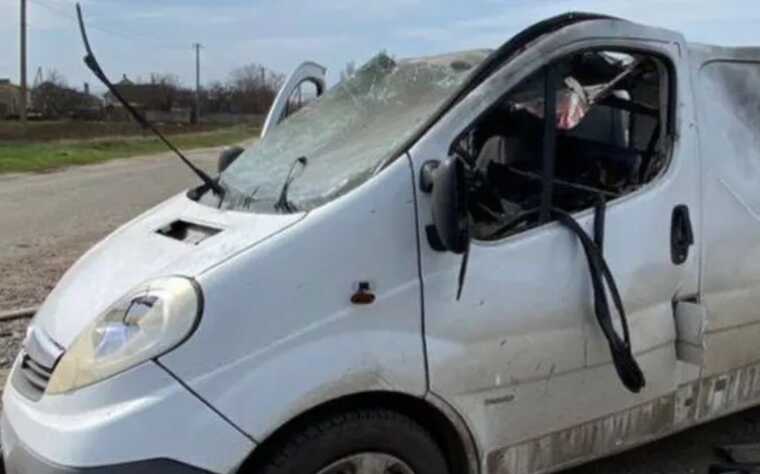 На Дніпропетровщині дрон окупантів поцілив в авто: є загиблий і поранений
