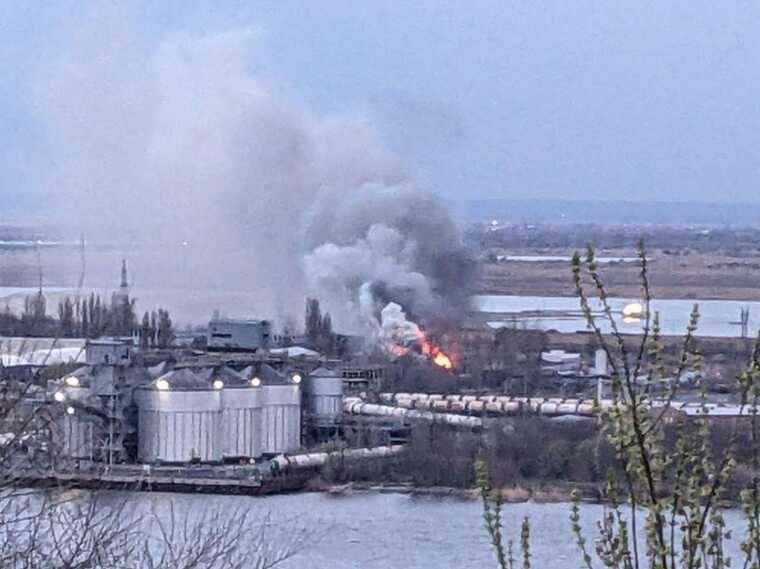 У російському Ростові пролунала серія вибухів: спалахнула пожежа біля зернового терміналу