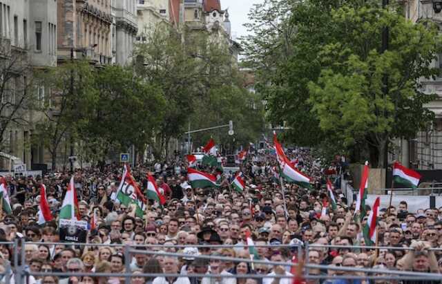 «Орбане, йди!» — десятки тисяч протестувальників у Будапешті вимагали відставки угорського прем’єра