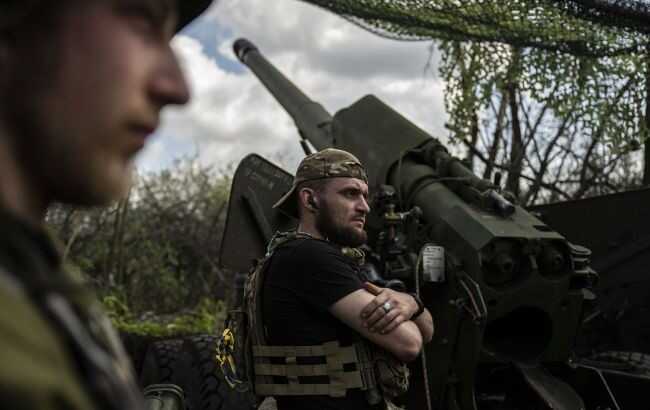 Через дефіцит боєприпасів, українські солдати змушені шукати снаряди, що не розірвалися, на полі бою, – WSJ