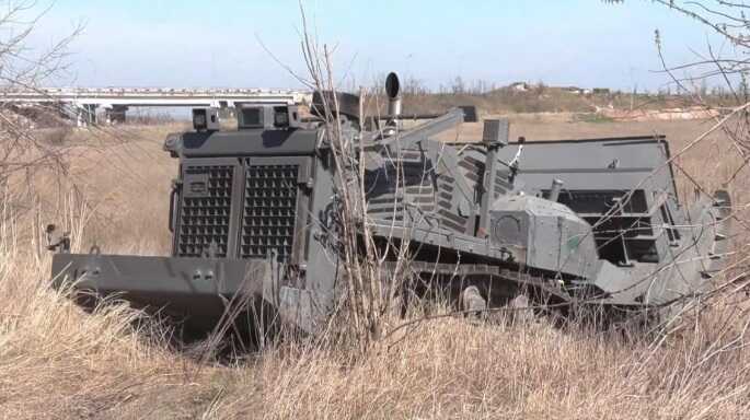 Окупанти випробували на Донбасі 30-тонного робота 