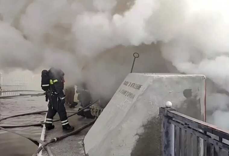 У Росії сталася пожежа на прогулянковому судні в Тольятті