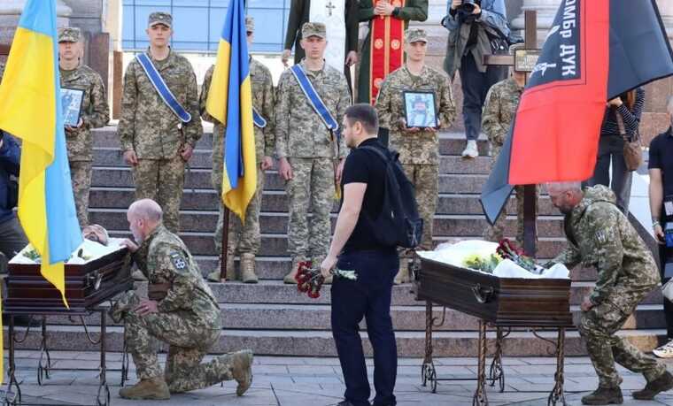У Києві попрощалися з військовими Сергієм Коновалом і Тарасом Петришиним