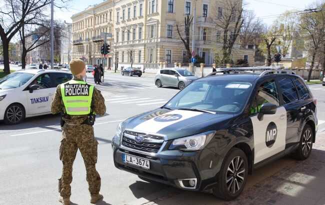 У столиці Латвії чоловік зірвав прапор України: розпочато розслідування