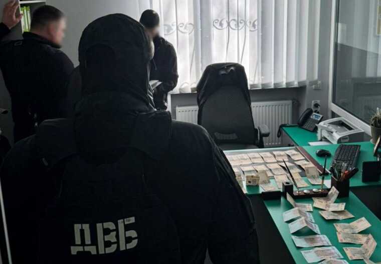 На Чернігівщині затримано начальника Територіального сервісного центру МВС під час отримання хабара