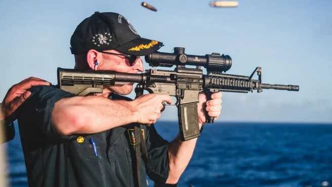 Командувач ВМС США потрапив у курйозну ситуацію через фото