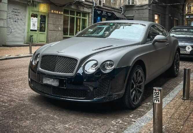 У Києві помітили рідкісний Bentley Continental, яких у світі лише 1800 екземплярів