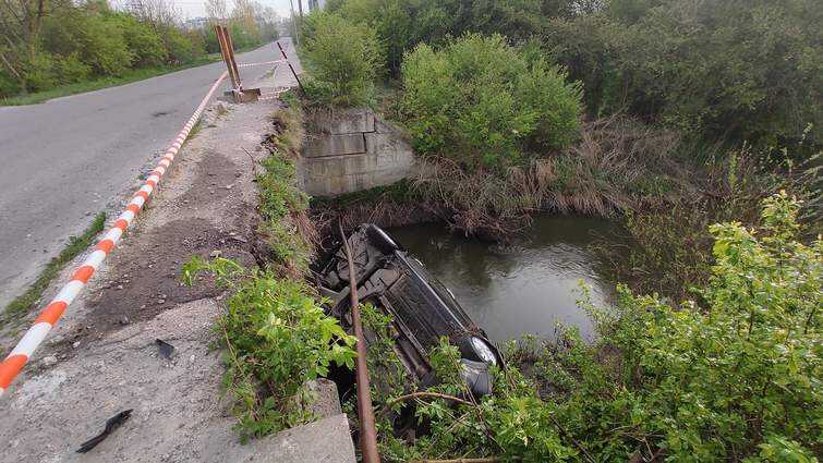 На Львівщині 44-річний водій злетів з моста в річку