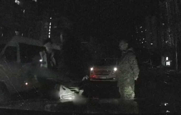 В Одесі військкоми зупинили чоловіка, який їхав машиною, і в грубій формі вимагали проїхати з ними