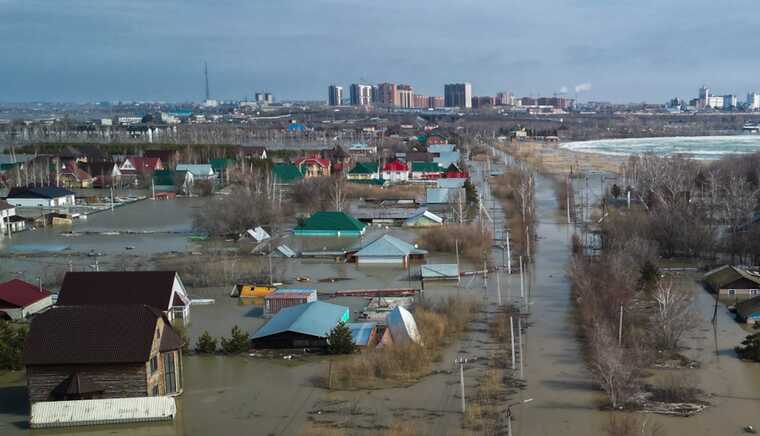 Паводки в Казахстані: вода розмиває цвинтарі
