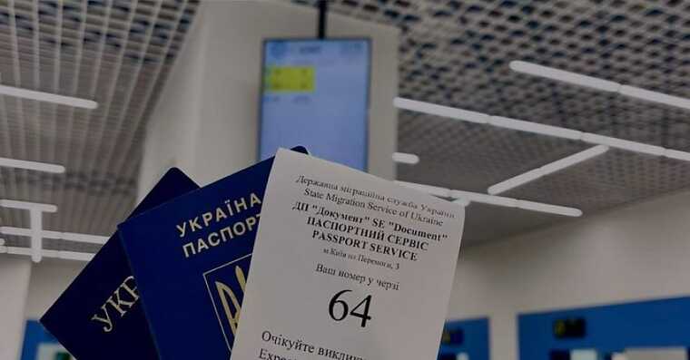 У Варшаві черга на отримання та подачу документів у ДП «Документ» сягнула декількох сотень громадян України