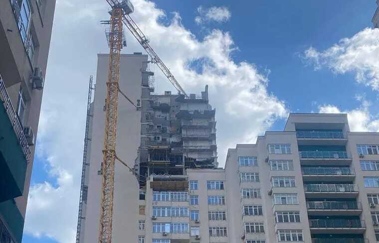 У мережі показали, як відновлюють багатоповерхівку в Києві, в яку влучила ворожа ракета минулого року
