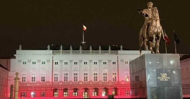 У столиці Польщі чоловік приніс каністру з бензином до Президентського палацу та влаштував пожежу