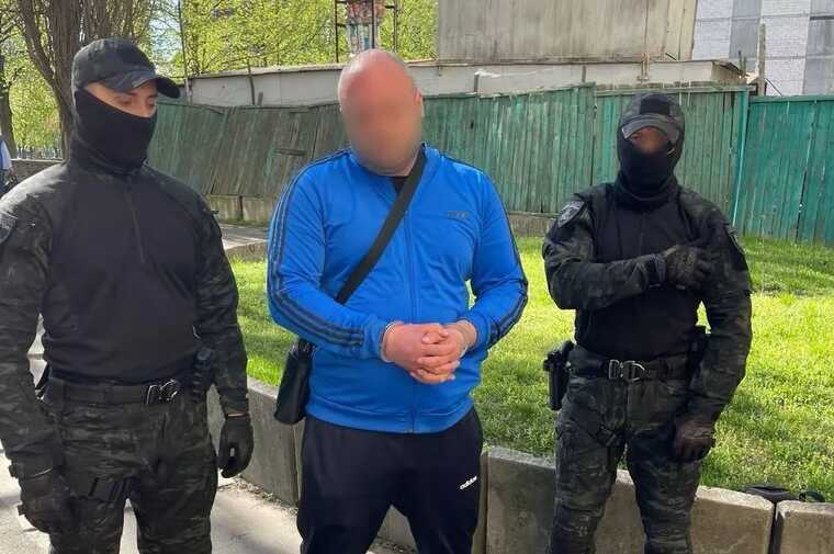 У Києві затримали правоохоронця та його знайомого, які за винагороду допомагали отримувати посвідчення водія