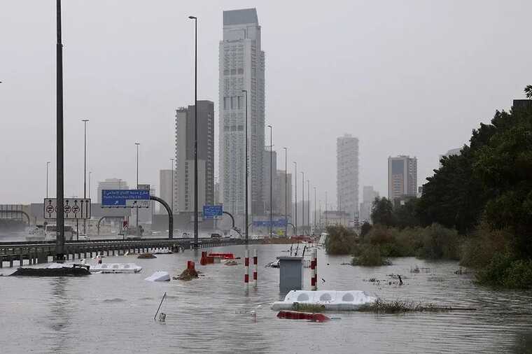 Потоп у Дубаї: у мережі показали затоплену злітно-посадкову смугу в аеропорту та торговий центр, що «протікає»