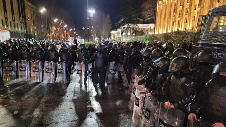 Протести у Тбілісі вилилися у зіткнення та затримання: поліція почала розганяти мітингувальників