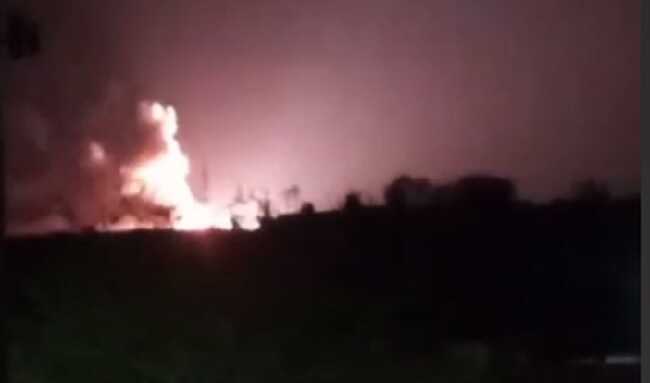 В окупованому Джанкої вночі лунали вибухи: спалахнула потужна пожежа у районі військового аеродрому
