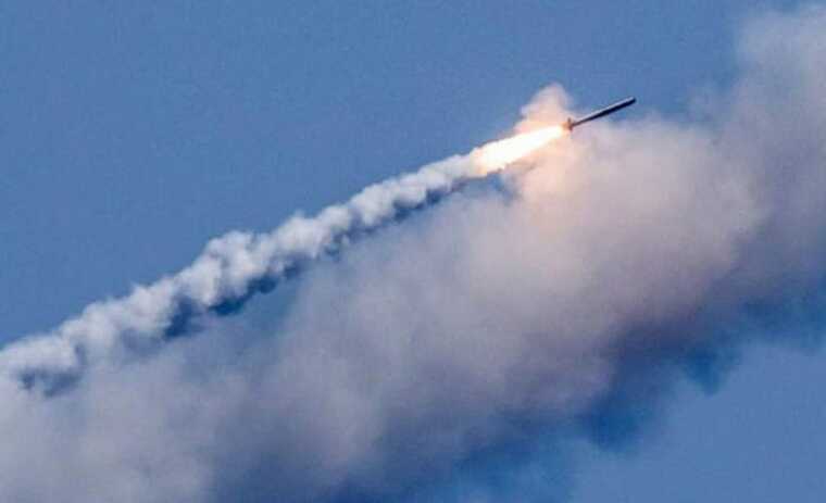 У Києві та низці областей оголосили повітряну тривогу: окупанти запустили ракети