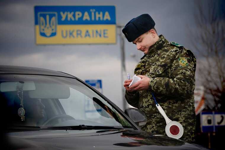 Близько 650 тисяч чоловіків призовного віку залишили Україну, — Politico