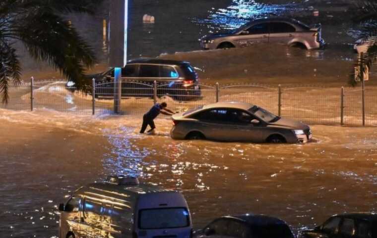 Дубай пішов під воду, плавають автомобілі та літаки