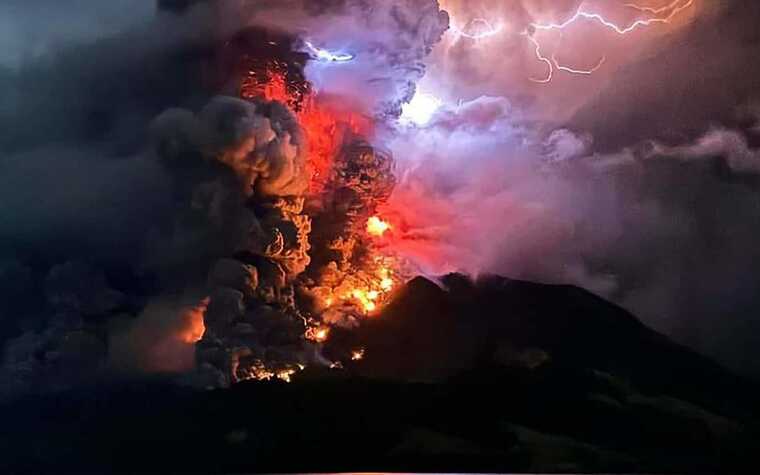 В Індонезії на тлі виверження вулкана Руанг закрили аеропорт на острові Сулавесі