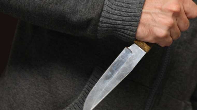 У Франції невідомий чоловік із ножем напав біля школи на двох дітей