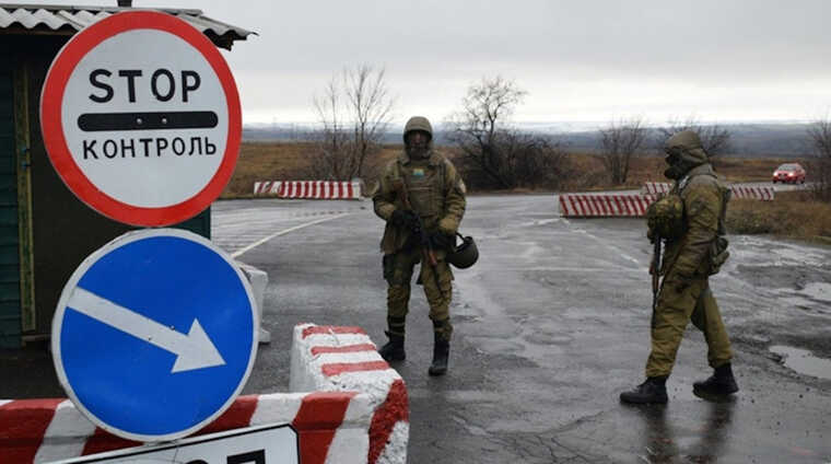 В Івано-Франківській області двоє військових на блокпості пограбували людину: вкрали 7,6 мільйона гривень та 19,3 тисячі доларів