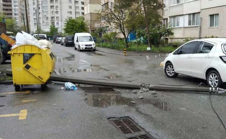 У Києві трактор зачепив та повалив бетонний стовп