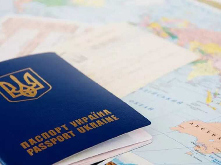 Перед набранням чинності закону про мобілізацію українці закордоном штурмують відділення ДП «Документ»