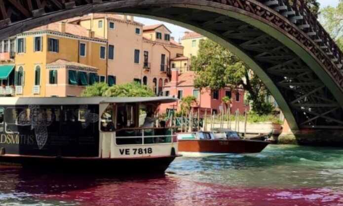 Кліматичні активісти у Венеції зафарбували Гранд-канал у зелений та червоний кольори