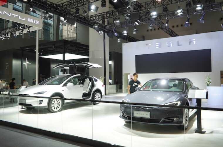 У США Tesla знизила ціни своїх авто