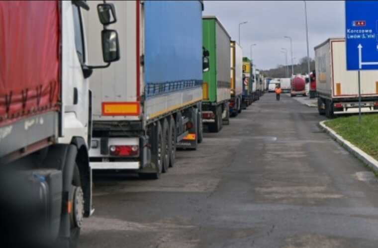 На кордоні з Польщею у чергах на двох пунктах пропуску стоять близько 1700 вантажівок