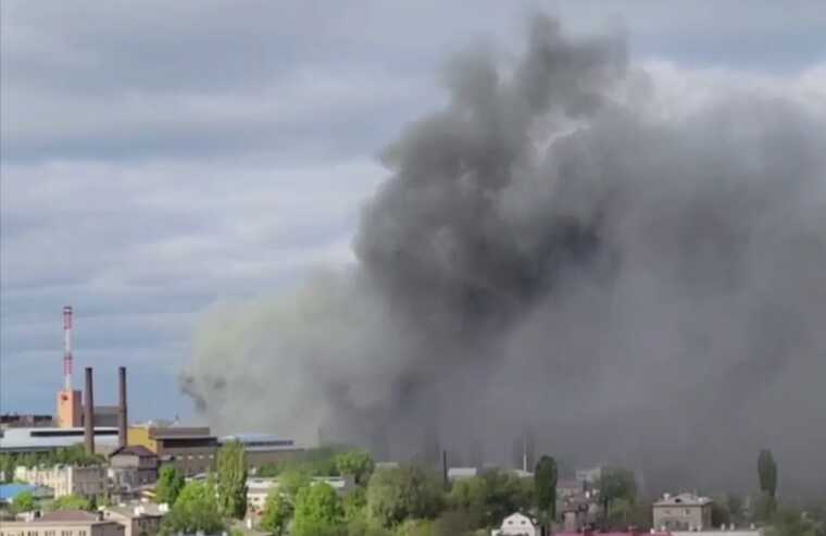 У російському Воронежі спалахнула потужна пожежа на машинобудівному заводі