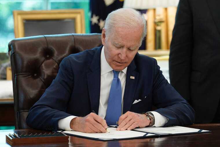 Президент США Байден підписав законопроєкт про допомогу Україні