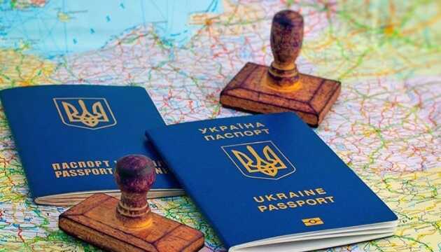 Українські чоловіки за кордоном подаватимуть судові позови через обмеження консульських послуг