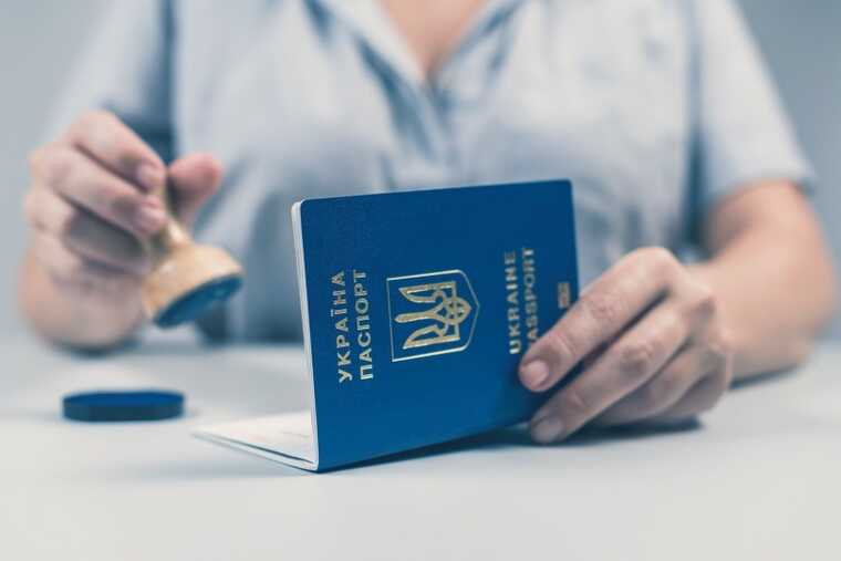 Українські чоловіки мобілізаційного віку не зможуть отримати паспорти за кордоном